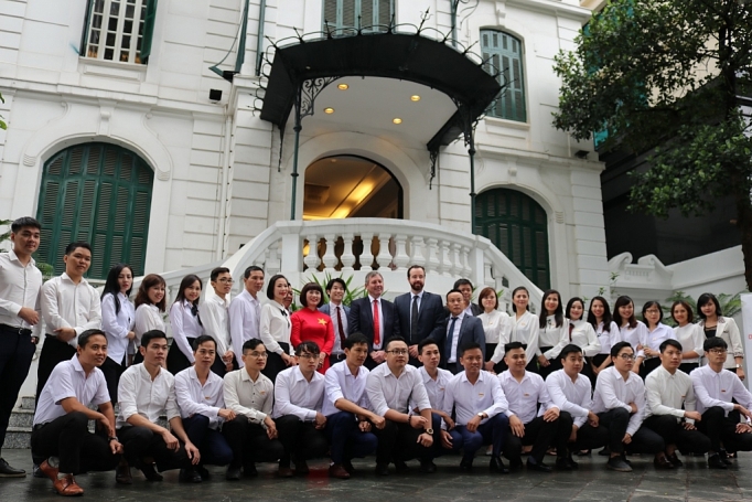 bryan robson bat ngo xuat hien tai biet thu co giua ha noi