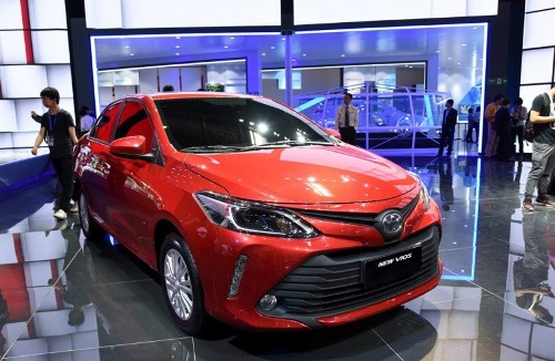 Toyota Việt Nam “dội bom” thị trường bằng giá mới