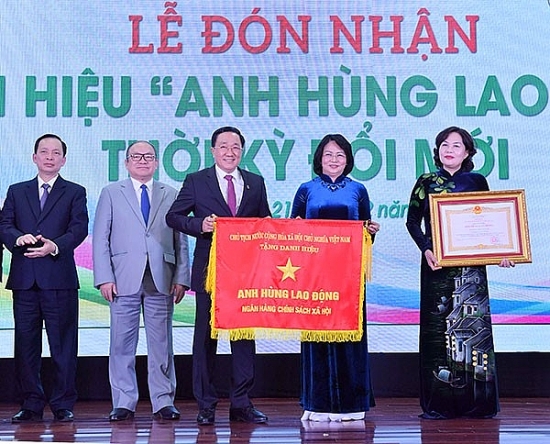 von tin dung chinh sach dong hanh trong xoa doi giam ngheo phat trien kinh te