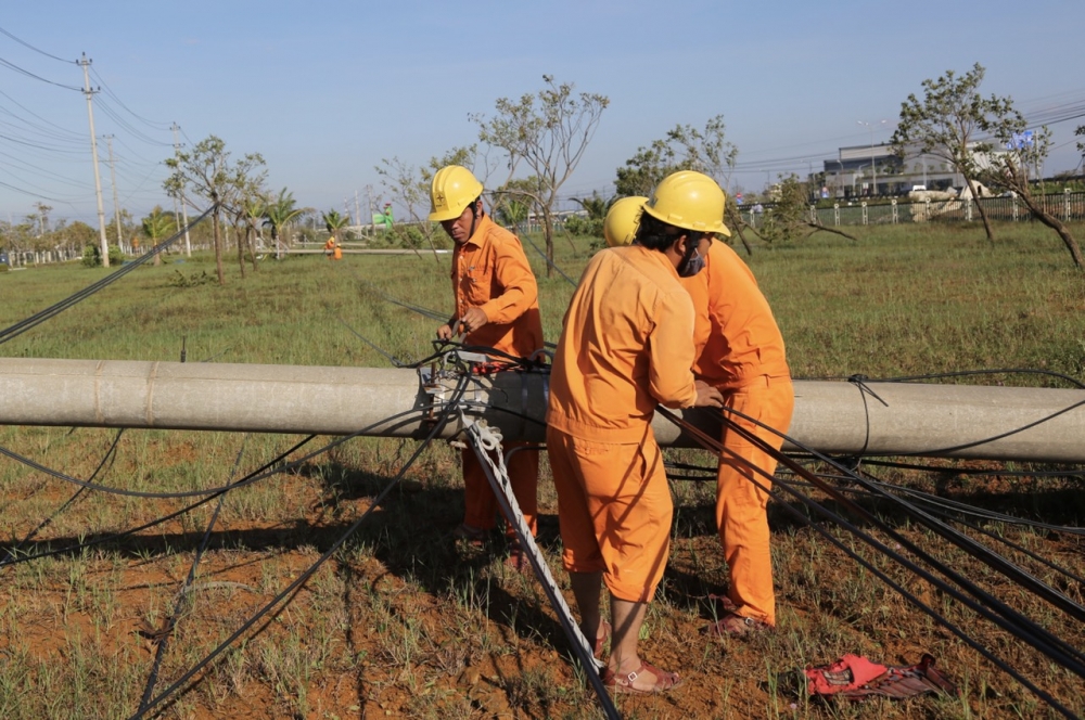 Ngành điện: Khẩn trương khắc phục ảnh hưởng của bão số 9