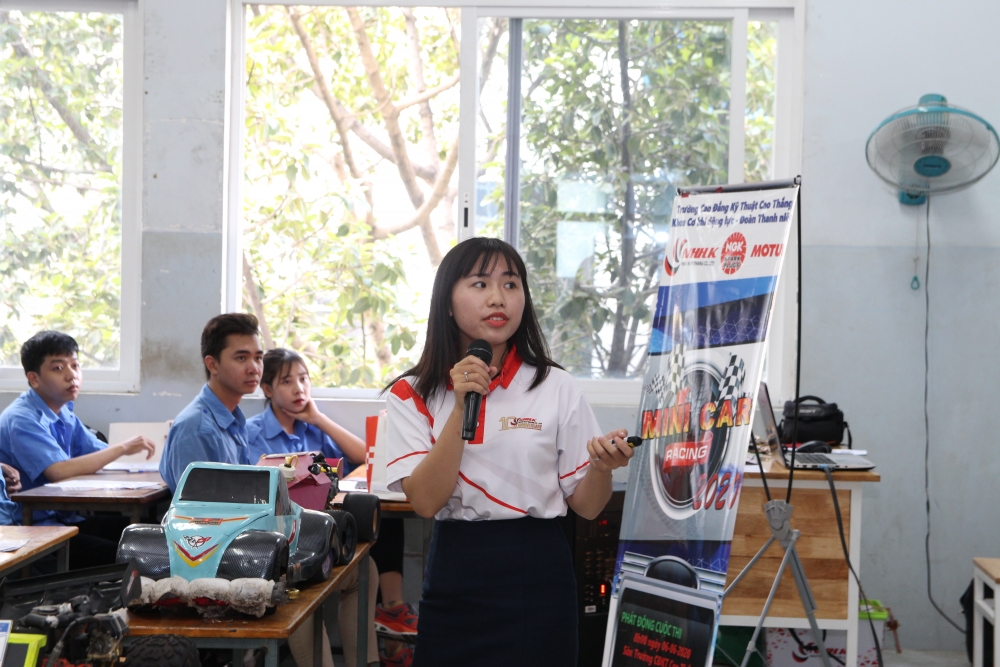 3010-c-c-ban-sinh-vi-n-tham-gia-cu-c-thiua-xe-mta-h-nh-minacar