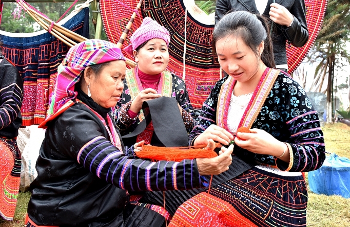 cho phien net van hoa cua dong bao vung cao