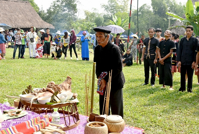 le cau mua dan toc kho mu