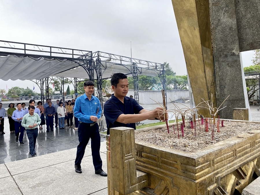 Lãnh đạo Tập đoàn Xăng dầu Việt Nam dâng hương tri ân Anh hùng Liệt sỹ