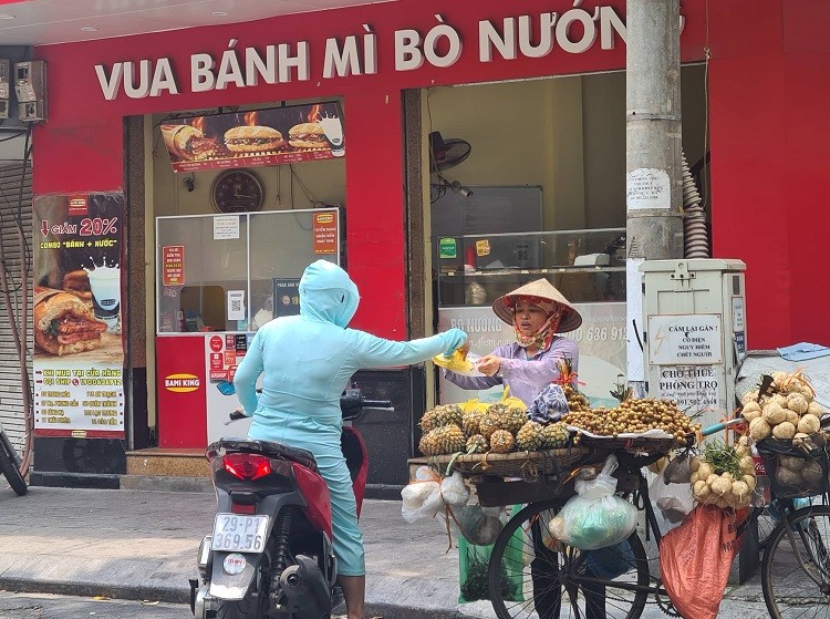 Một bác bán hàng rong trên đường Quán Thánh