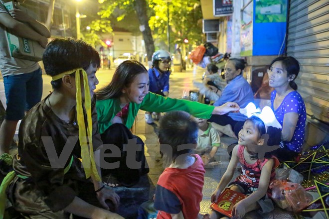 "Chú Cuội, chị Hằng" trắng đêm phát quà Trung Thu cho trẻ vô gia cư