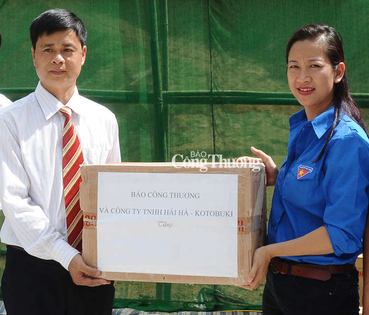 Chung tay giúp đỡ học sinh nghèo vùng biên