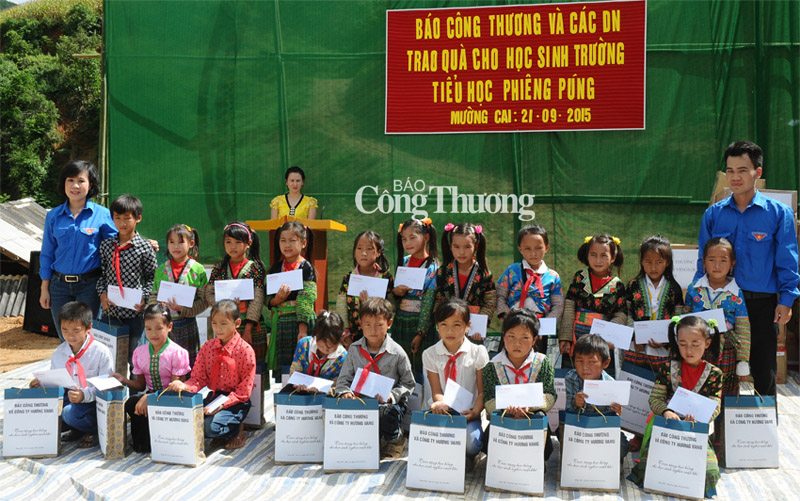 Chung tay giúp đỡ học sinh nghèo vùng biên Chung tay giúp đỡ học sinh nghèo vùng biên