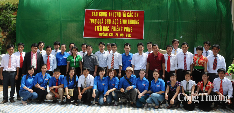 Chung tay giúp đỡ học sinh nghèo vùng biên