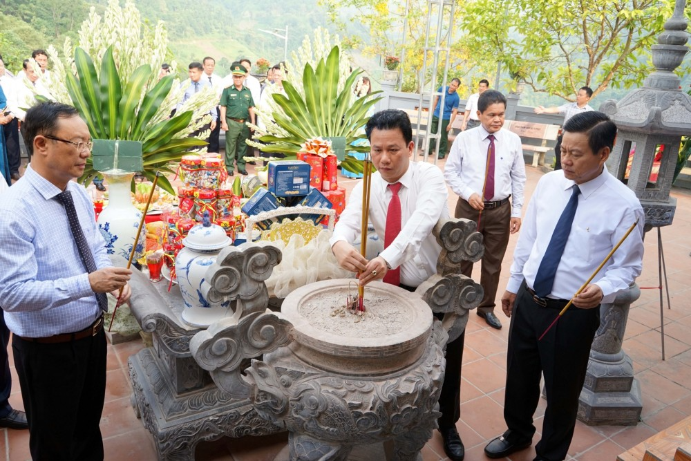 Lãnh đạo tỉnh Hà Giang dâng hương tại Đền thờ các Anh hùng, liệt sỹ tại điểm cao 468