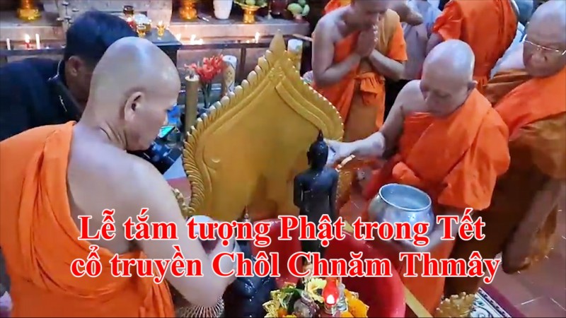 Lễ tắm tượng Phật trong Tết cổ truyền Chôl Chnăm Thmây