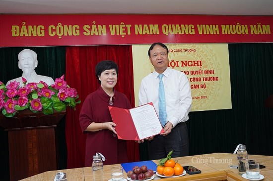 Đồng chí Trương Thu Hiền làm Giám đốc Nhà xuất bản Công Thương