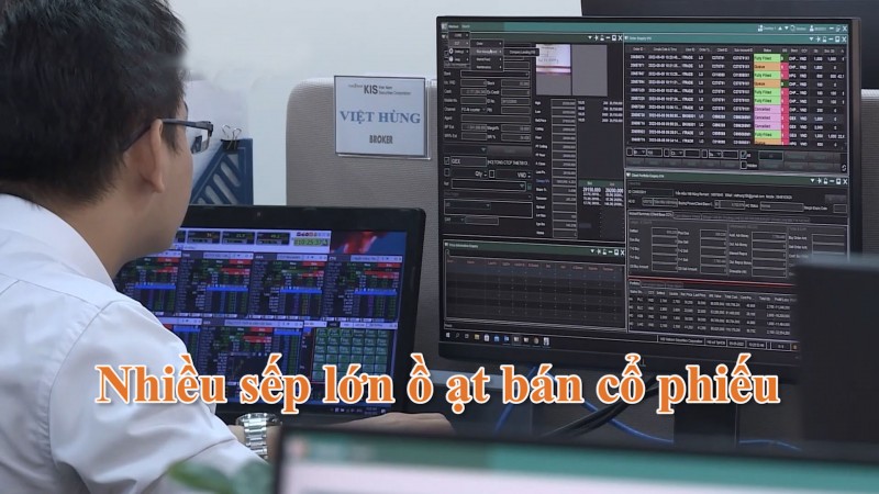 Nhiều sếp lớn ồ ạt bán cổ phiếu