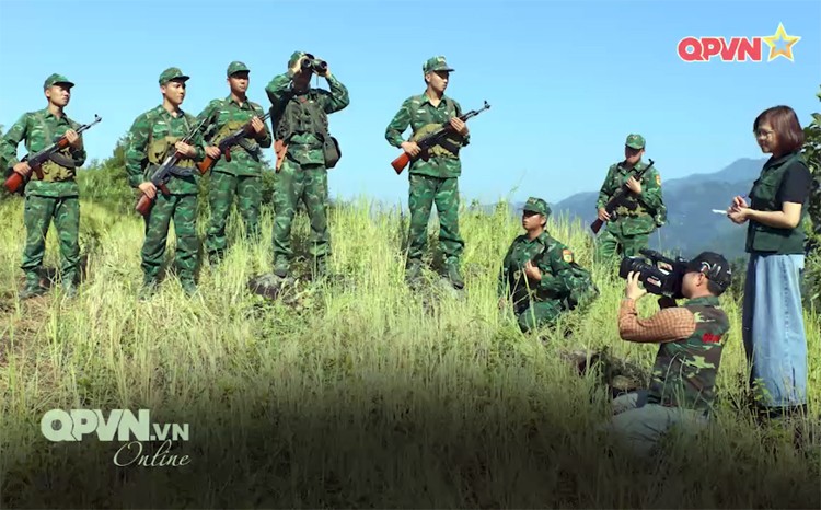 Những phóng viên mang màu áo lính