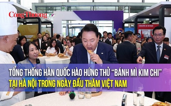 Tổng thống Hàn Quốc hào hứng thử “bánh mì kim chi” tại Hà Nội trong ngày đầu thăm Việt Nam