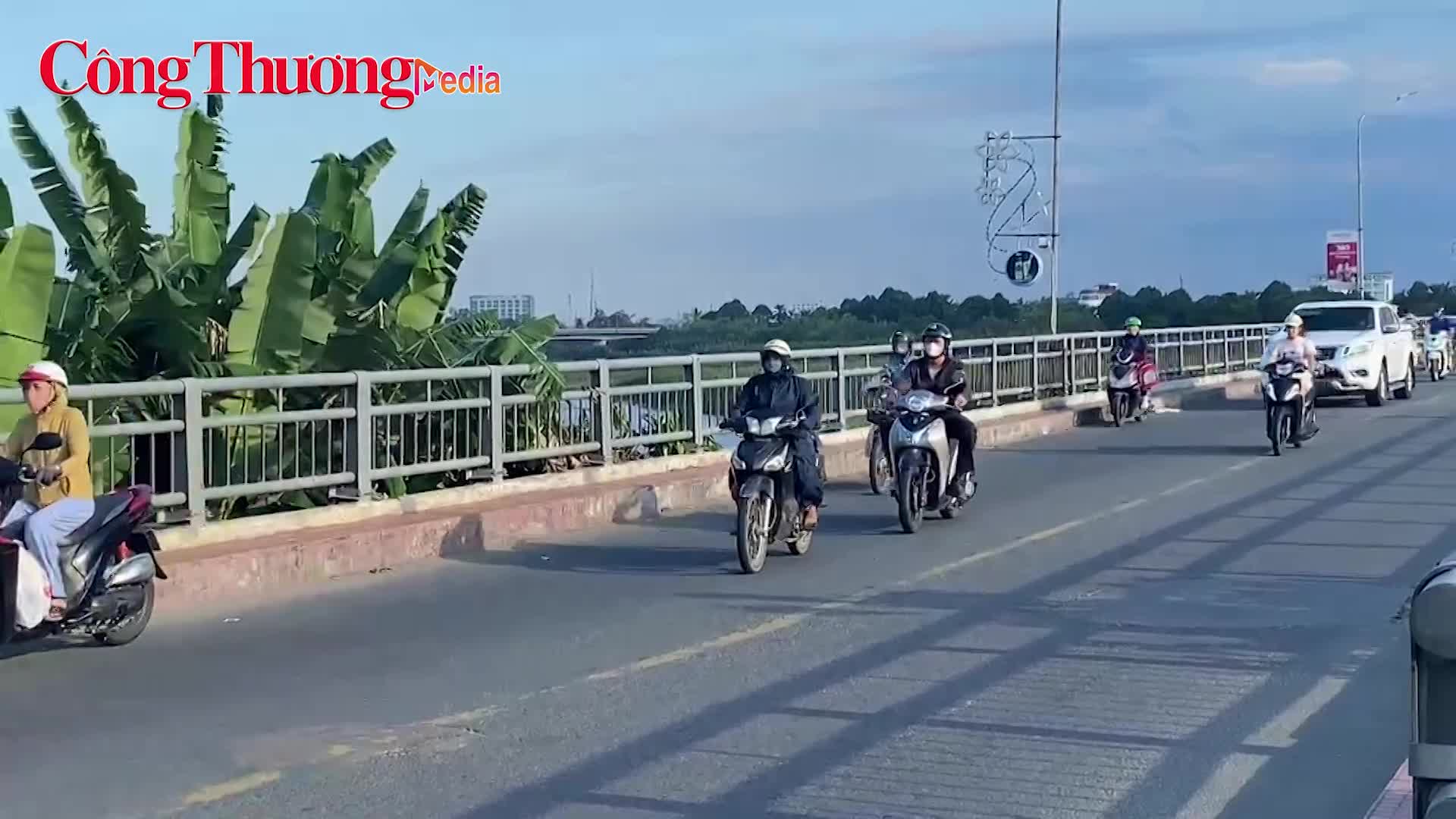 Cận cảnh cầu Trà Khúc 1 bong tróc lớp bê tông, trơ sắt giữa dòng nước siết