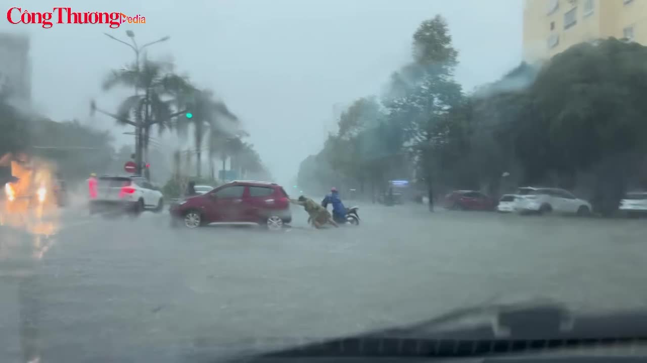 Mưa lớn, nhiều tuyến đường ở Nghệ An ngập sâu, chìm trong biển nước