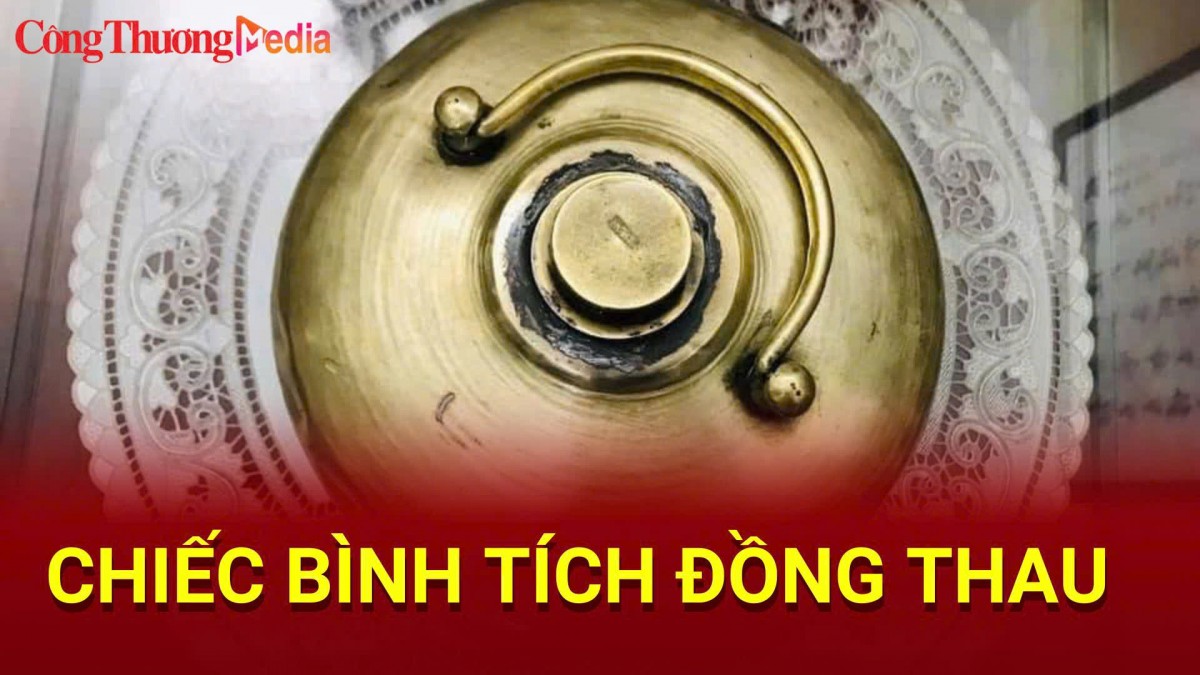 Chiếc bình tích đồng thau