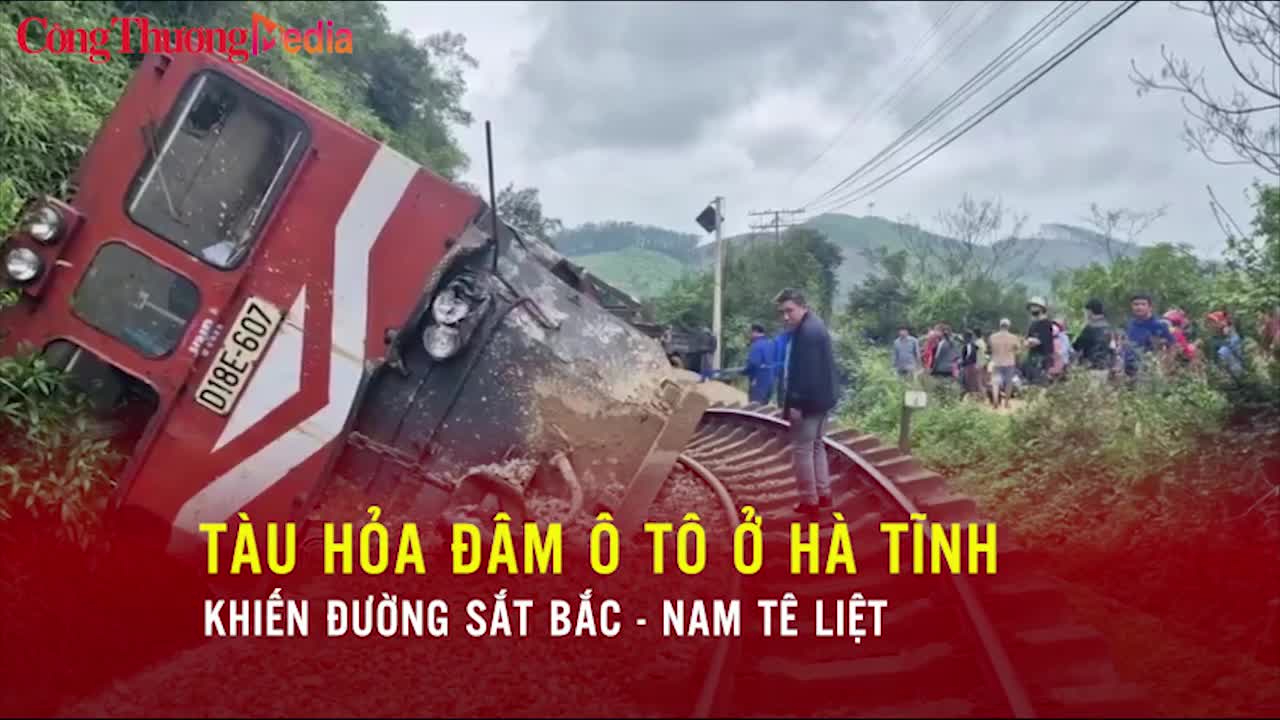 Hiện trường tàu hỏa đâm ô tô ở Hà Tĩnh khiến đường sắt Bắc Nam tê liệt