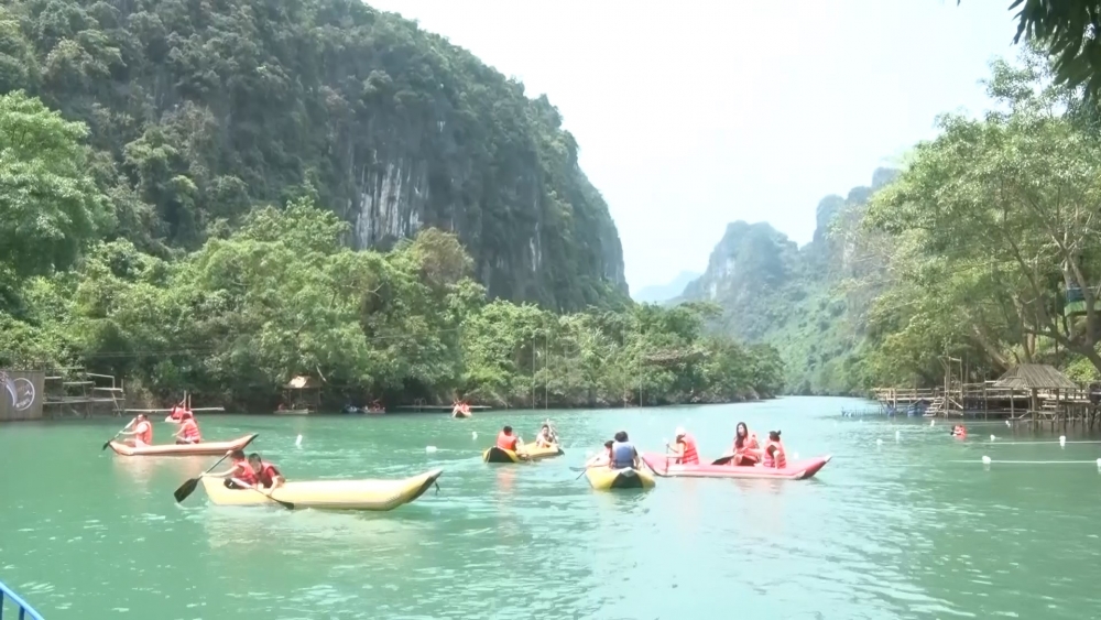 Quảng Bình: Du khách đến tham quan tăng cao trong dịp nghỉ lễ