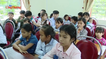 bao cong thuong mang trung thu den voi cac em nho vung cao